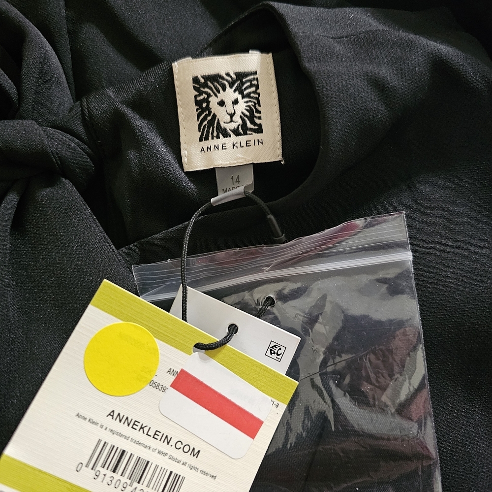 Women's Clothing (A143) - Picture 10 of 10